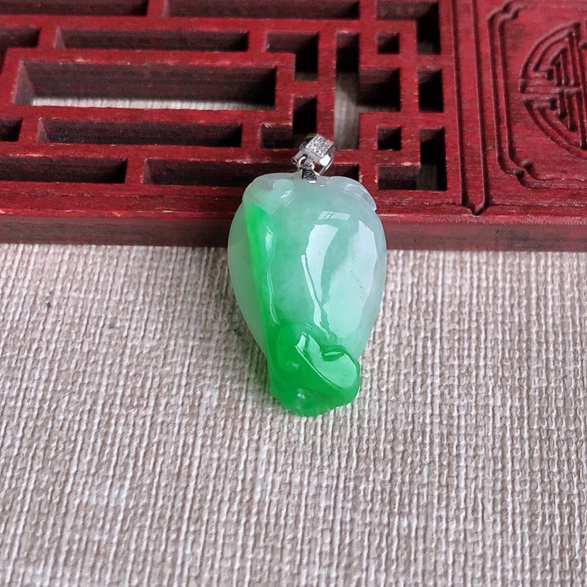 天然A货翡翠18K金镶嵌飘绿福瓜吊坠 
尺寸23.3-15-9.7mm 重量5.70g 0318