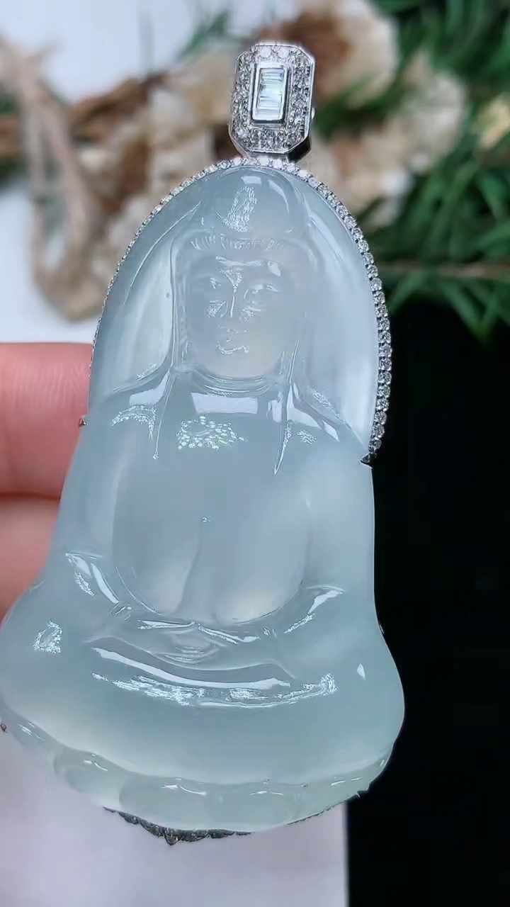 天然A货翡翠白冰素衣观音吊坠，尺寸65-52-32.7-11.4，重量:23.25g
3月18日