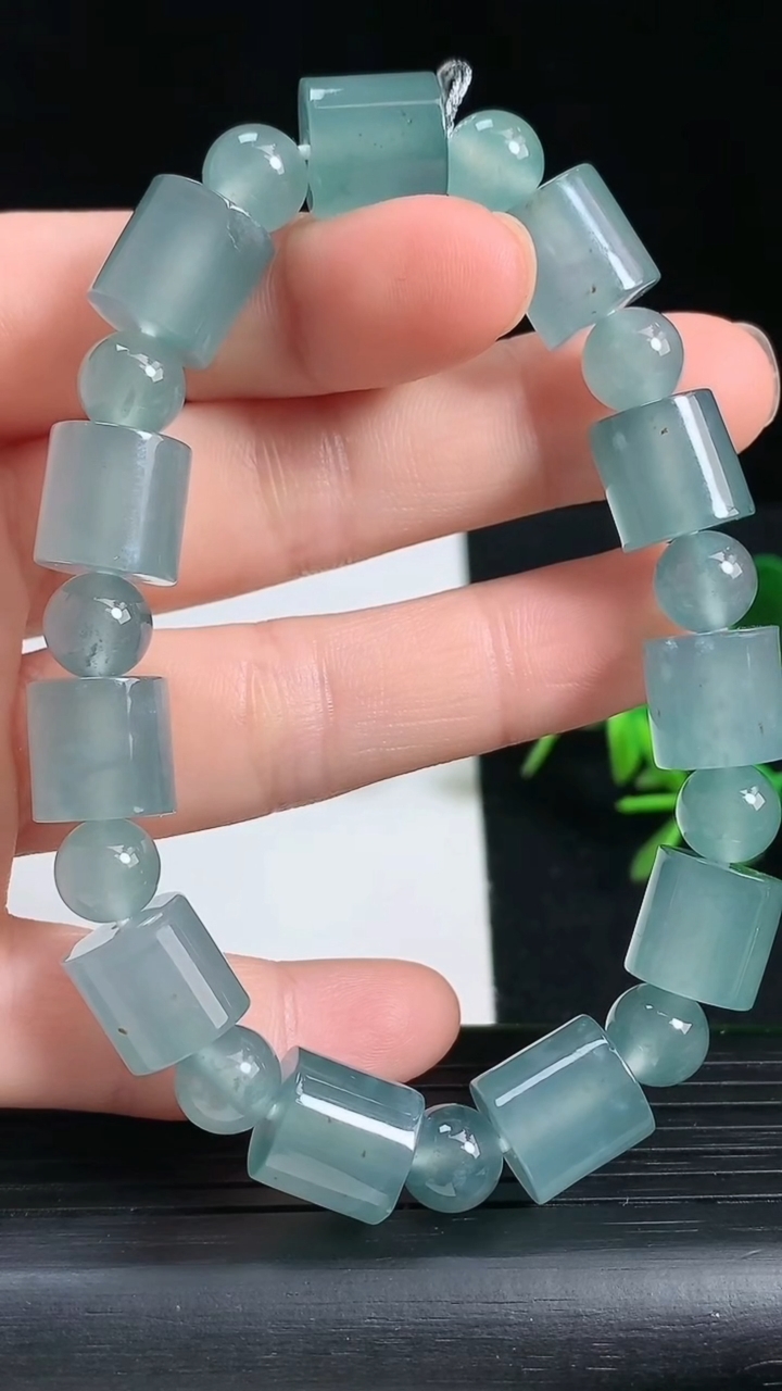 天然A货翡翠路路通手串尺寸10-10重量:39.60g3月18日
工厂直销收藏佳品,种好水足，色泽均