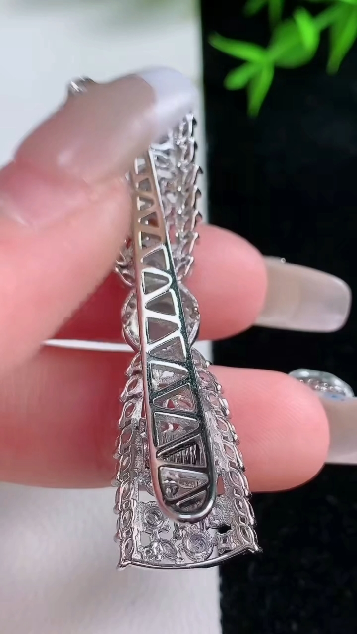 天然A货翡翠925银蓝水蛋面蝴蝶结发夹，尺寸5.7，重量:9.56g
3月18日