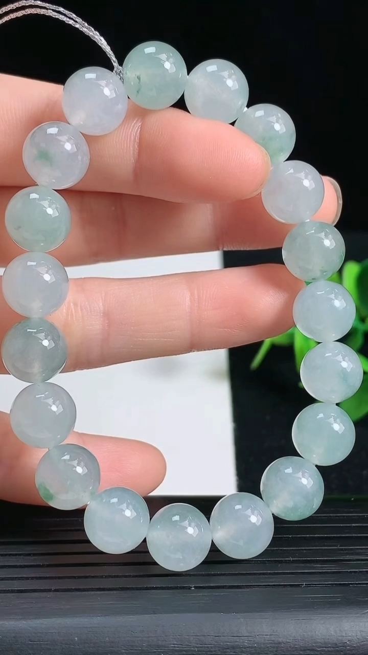 天然A货翡翠种飘花圆珠手串尺寸9.5-19颗重量:32.47g3月18日
工厂直销收藏佳品,种好水足