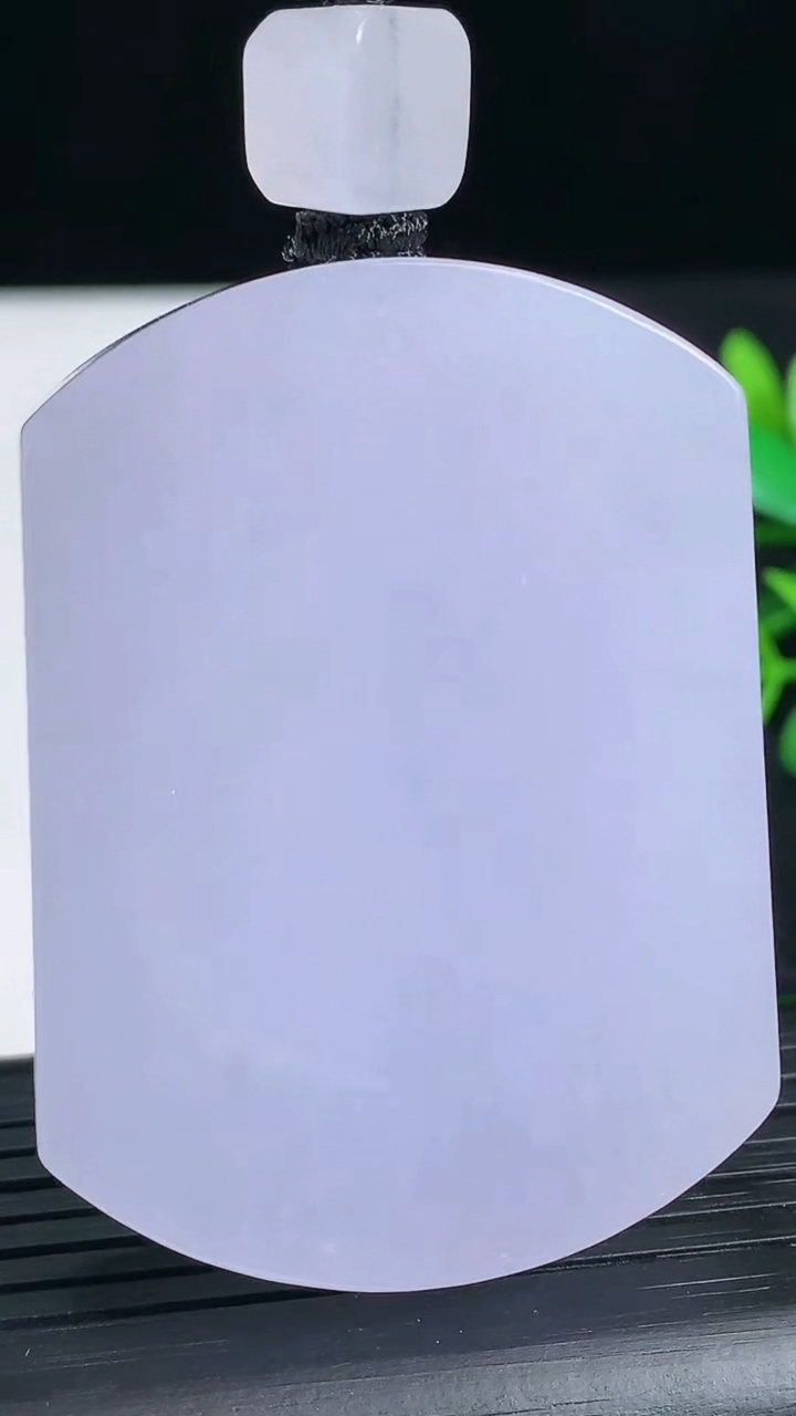 天然A货翡翠紫罗兰无事牌吊坠尺寸52.6-38.8-11重量:74.57g
3月18日