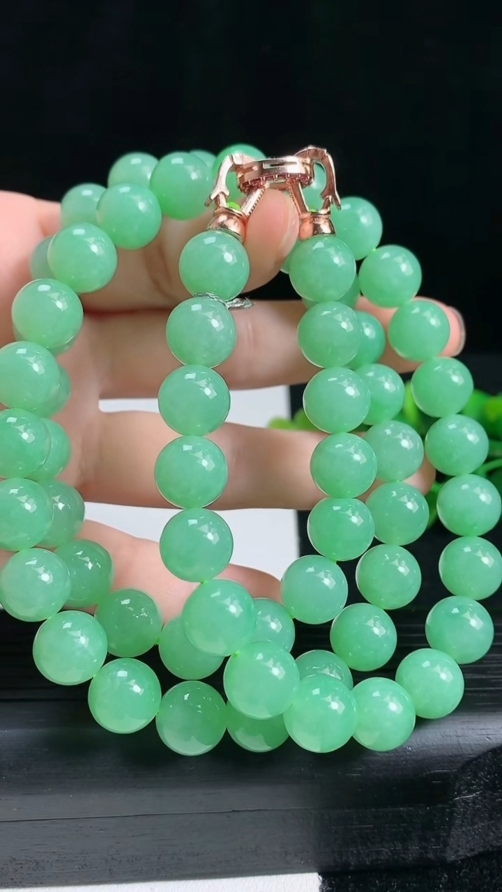 天然A货翡翠圆珠项链尺寸9.6-70颗重量:108.50g
3月18日