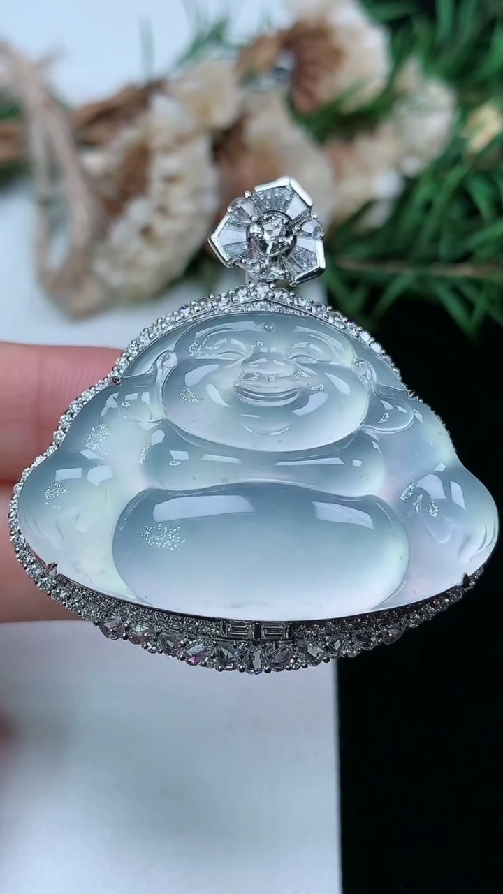 天然A货翡翠白冰佛公吊坠，尺寸43-40.8-14.2，裸石25.3-38，重量:18.18g
3月