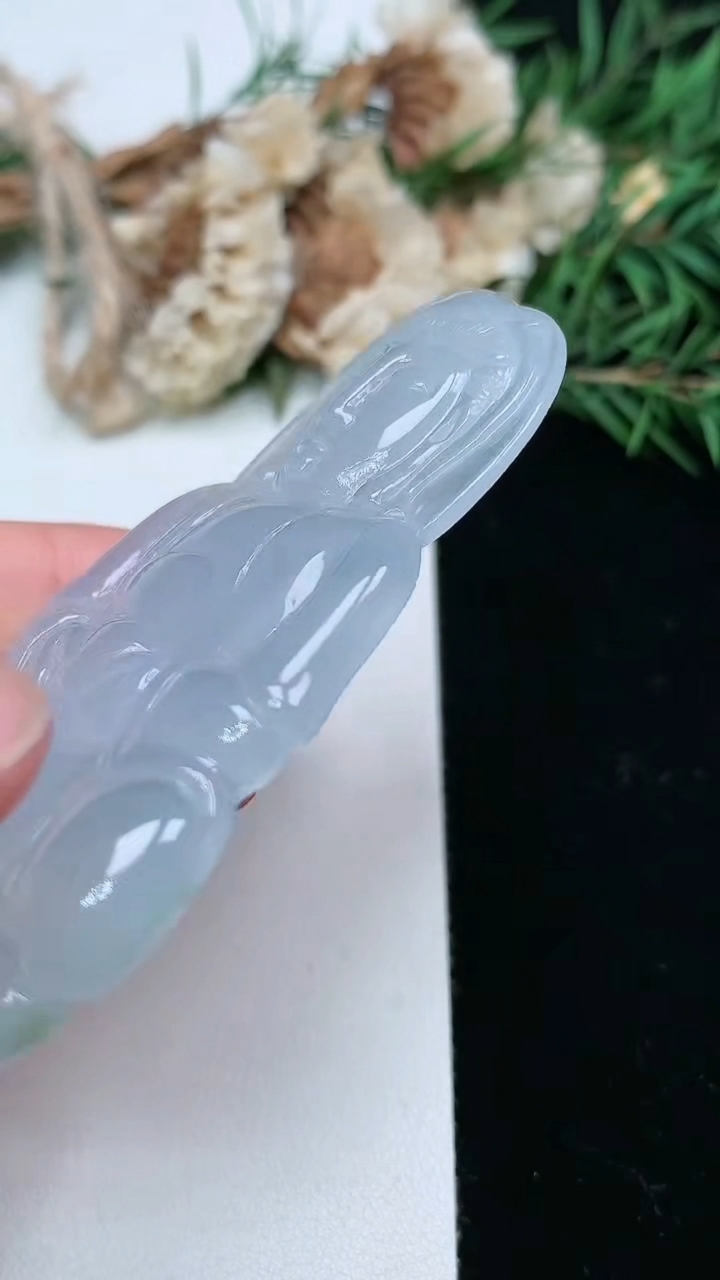 天然A货翡翠白冰观音菩萨吊坠，尺寸70.2-40.8-6.2，重量:30.72g
3月18日