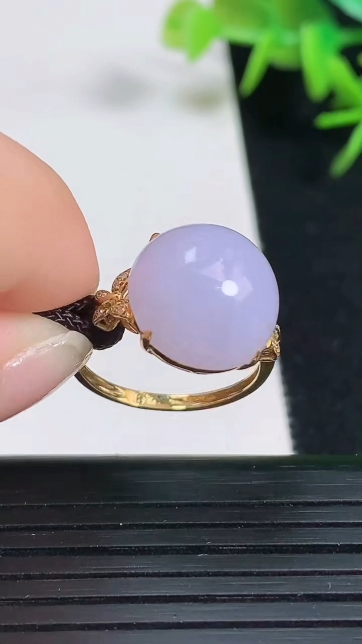 天然A货翡翠18k金紫罗兰蛋面戒指，尺寸17.3-13-8.8，重量:3.70g2026年3月18日
工厂直销收藏佳品,种好水足，色泽均匀，有种有色，上手高大气！