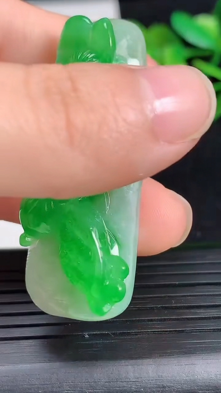 天然A货翡翠和和美美 荷叶鱼吊坠，尺寸49-18-13.5，重量:18.37g
3月18日