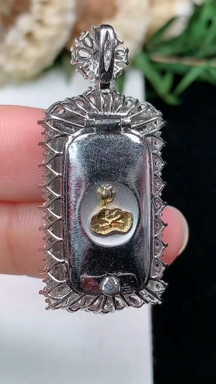 天然A货翡翠无事牌吊坠，尺寸39.4-18-7.4，裸石24-13.7，重量:8.02g
3月18日