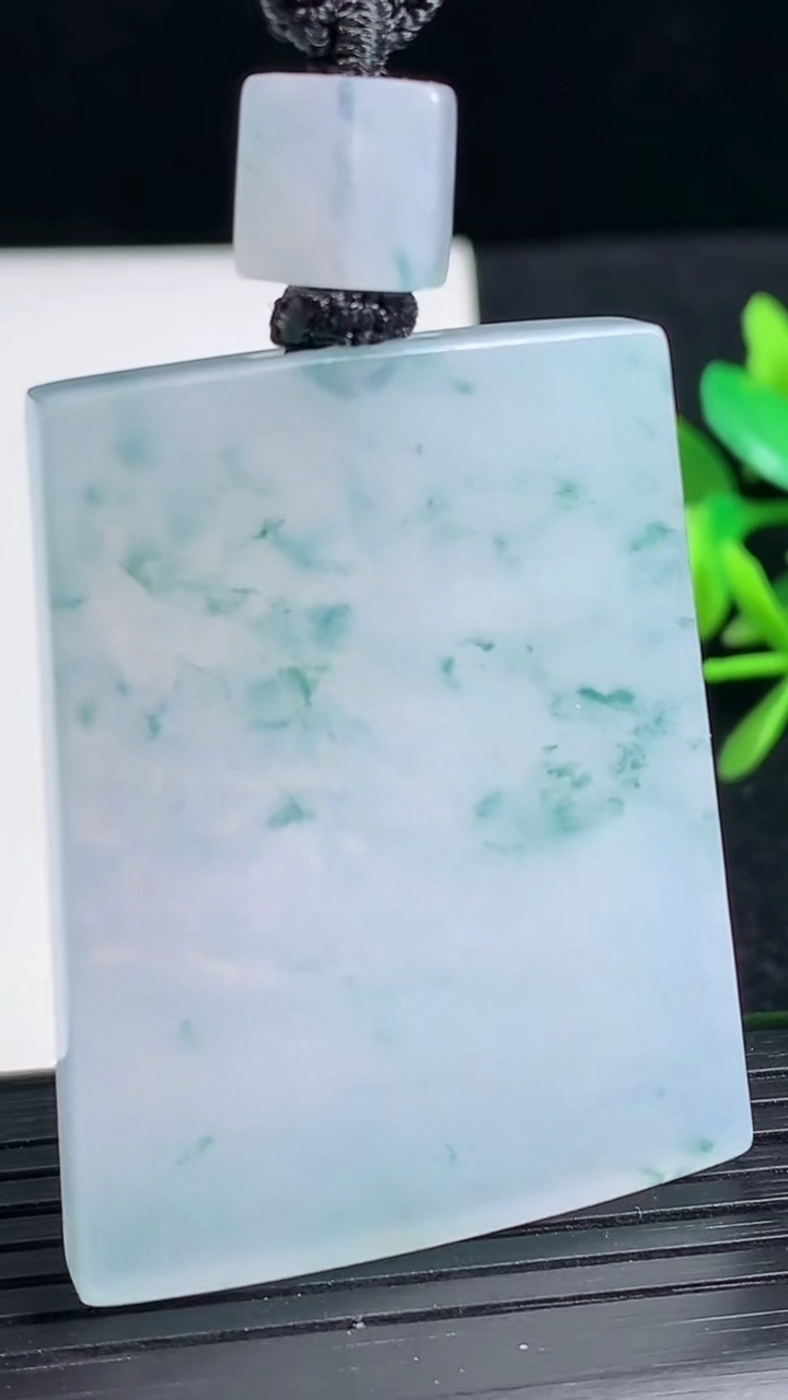 天然A货翡翠种飘花无事牌吊坠尺寸46.4-36.7-5.1重量:33.63g
3月18日