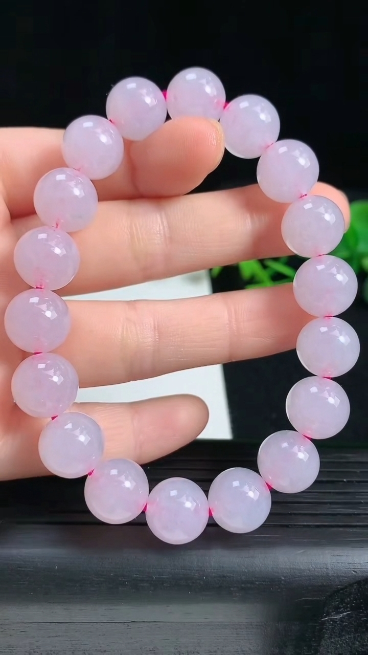 天然A货翡翠紫罗兰圆珠手串，尺寸11重量:41.81g3月18日
工厂直销收藏佳品,种好水足，色泽均匀，有种有色，上手高大气！