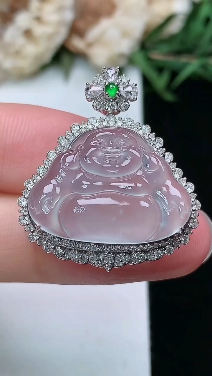 天然A货翡翠白冰佛公吊坠，尺寸27.7-24.3-10.2，裸石15.2-21，重量:4.00g
3