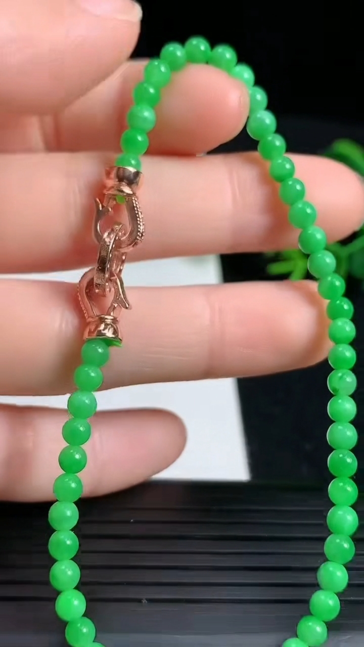 天然A货翡翠小米圆珠手串，尺寸3.8重量:6.01g3月18日
工厂直销收藏佳品,种好水足，色泽均匀，有种有色，上手高大气！