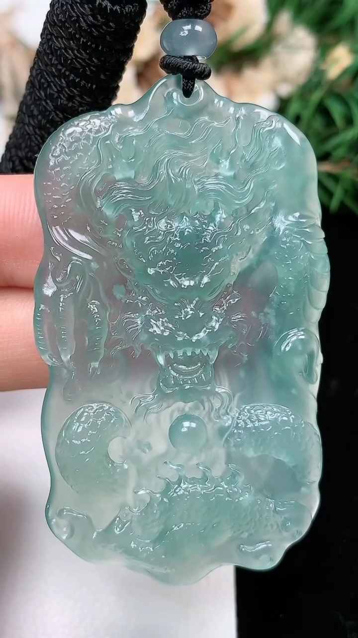 天然A货翡翠蓝水龙牌吊坠，尺寸58.9-32.6-5.5，重量:22.12g
3月18日