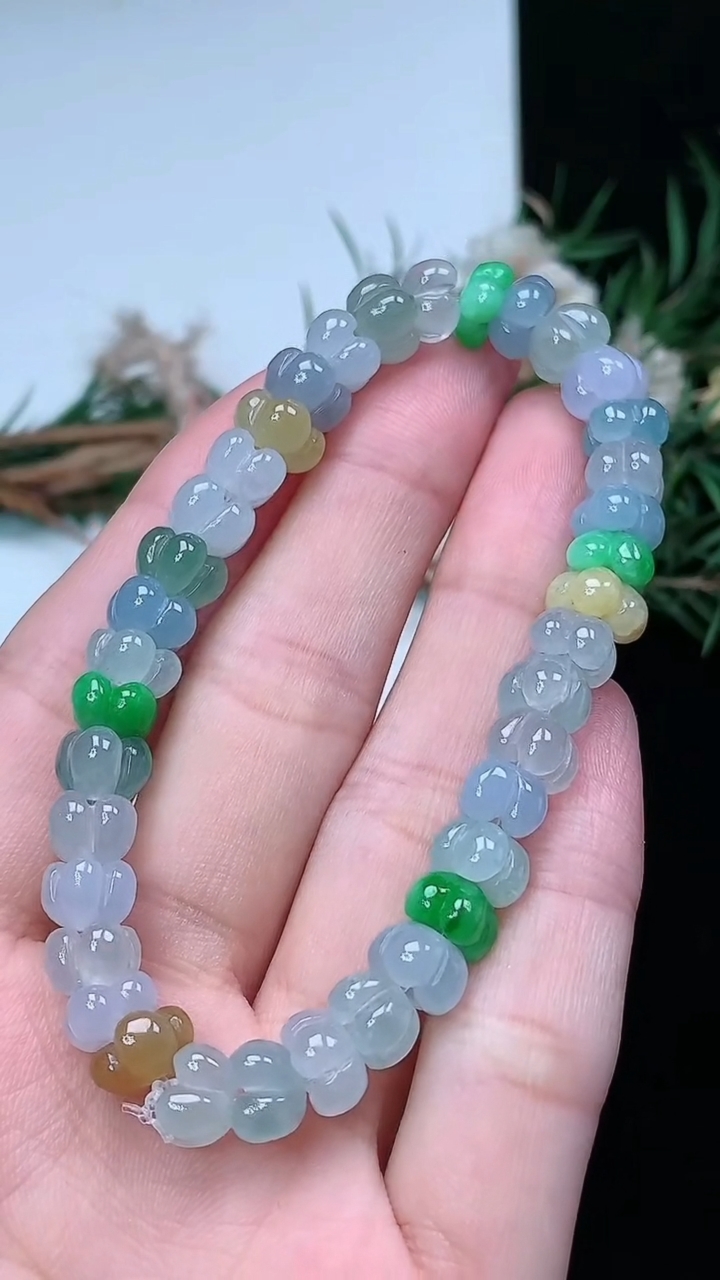 天然A货翡翠四彩莲蓬手串，尺寸7-5.5-37颗，重量:18.87g3月18日
工厂直销收藏佳品,种好水足，色泽均匀，有种有色，上手高大气！