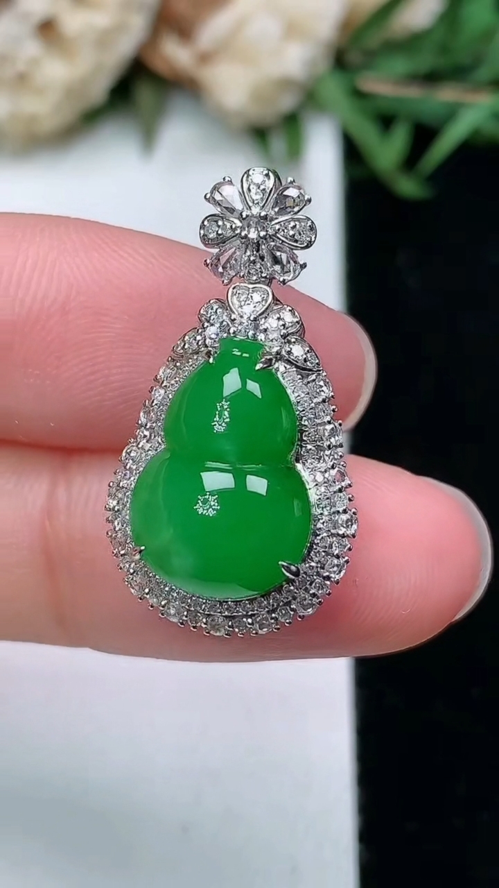 天然A货翡翠葫芦吊坠，尺寸25.8-13.8-11.8，裸石13.7-9.6，重量:3.83g
3月18日