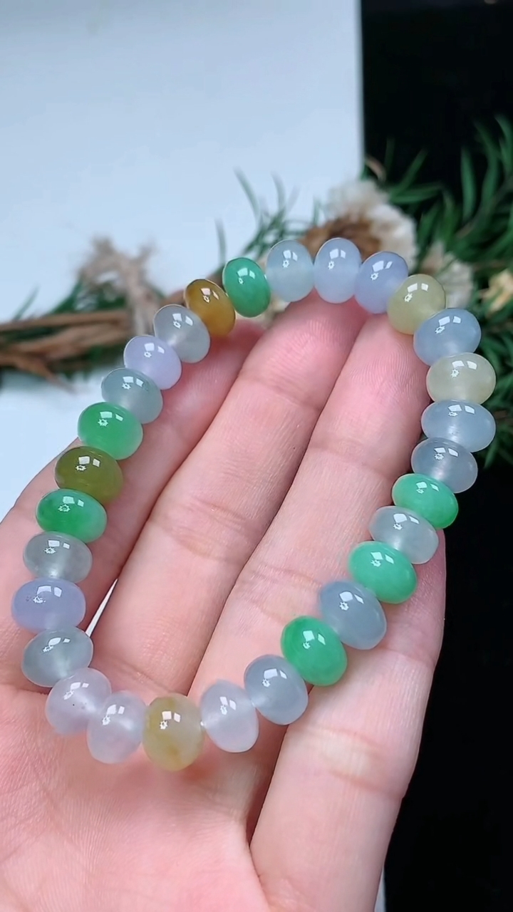 天然A货翡翠三彩算盘珠手串，尺寸8.4-6.4-29颗，重量:22.19g3月18日
工厂直销收藏佳品,种好水足，色泽均匀，有种有色，上手高大气！