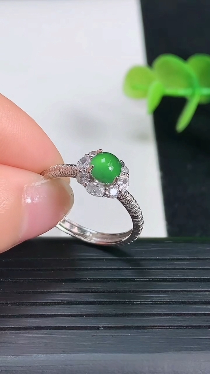 天然A货翡翠925银尺寸18.2-8.5-8.9裸石5.4-5重量:2.35g
3月18日