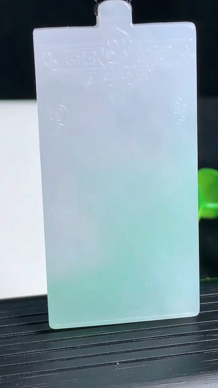 天然A货翡翠仿古无事牌吊坠尺寸55.1-28.7-7重量:42.75g
3月18日