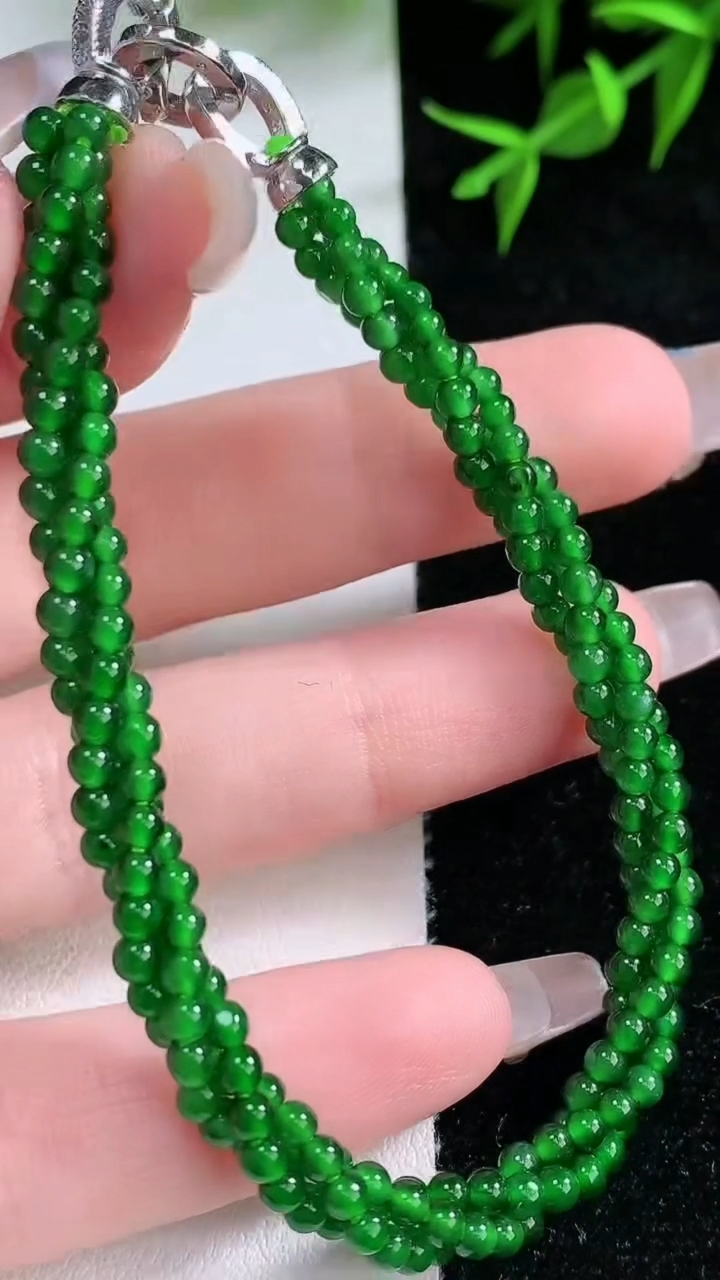 天然A货翡翠小米珠三排手串，尺寸2.7，重量:9.70g3月18日
工厂直销收藏佳品,种好水足，色泽均匀，有种有色，上手高大气！