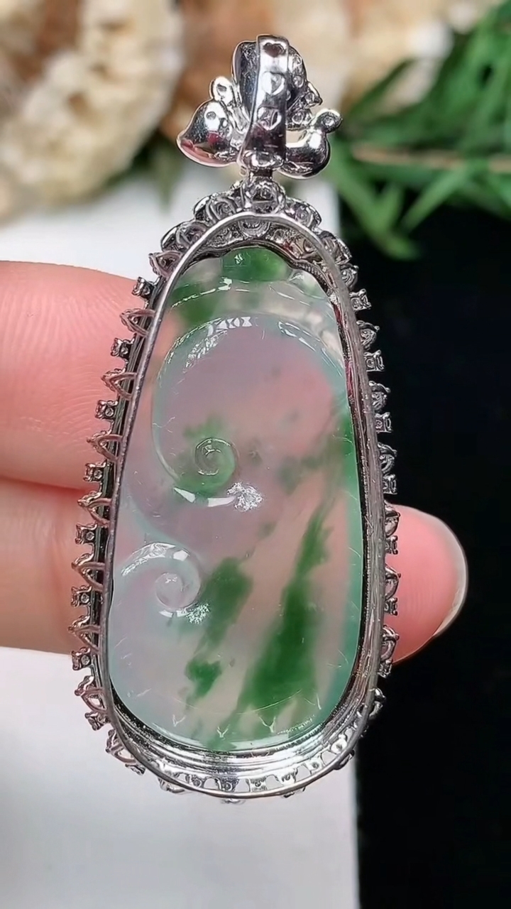 天然A货翡翠飘花如意吊坠，尺寸44-19.4-9.7，裸石31-16.2，重量:6.63g
3月18日