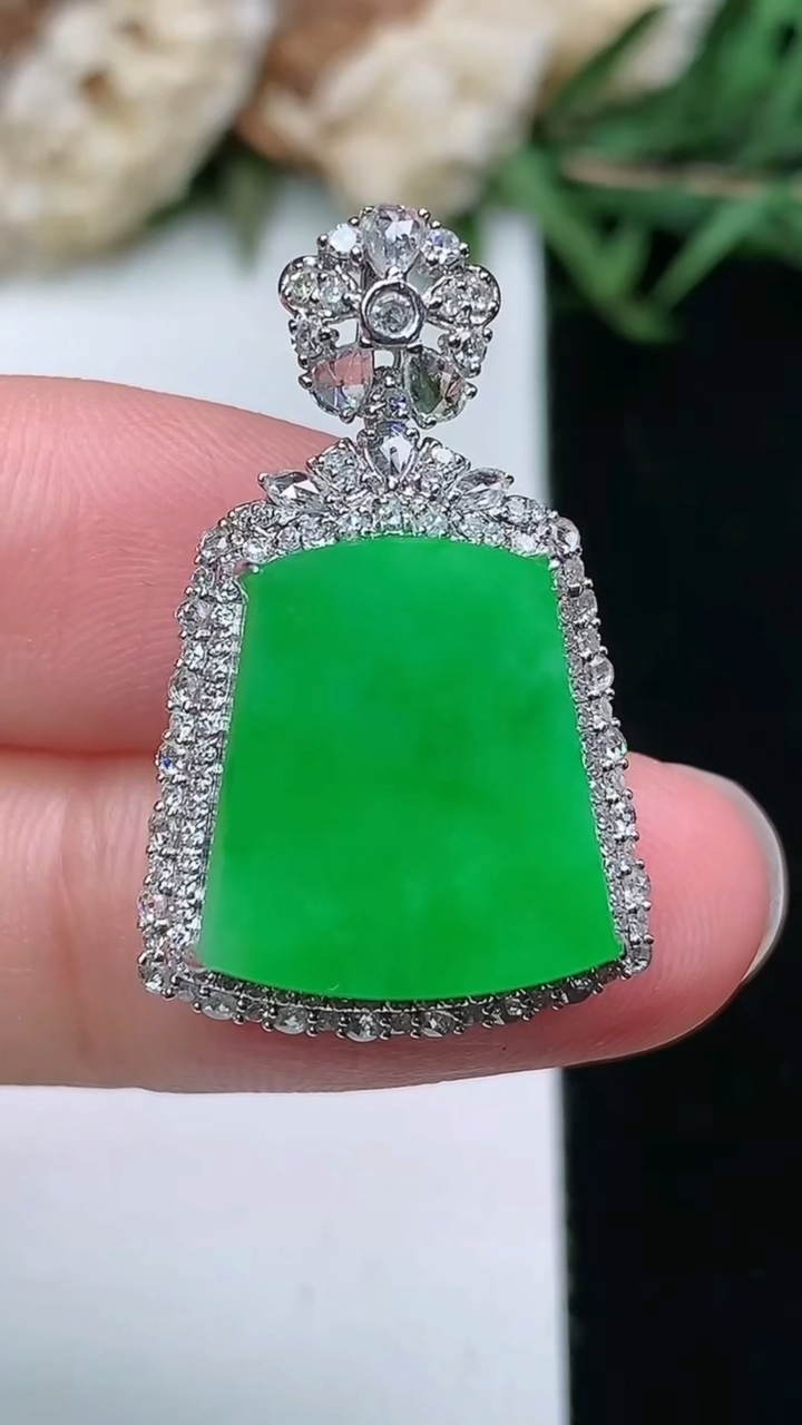 天然A货翡翠无事牌吊坠，尺寸27.7-17.3-9.2，裸石14.6-12.5，重量:5.01g
3