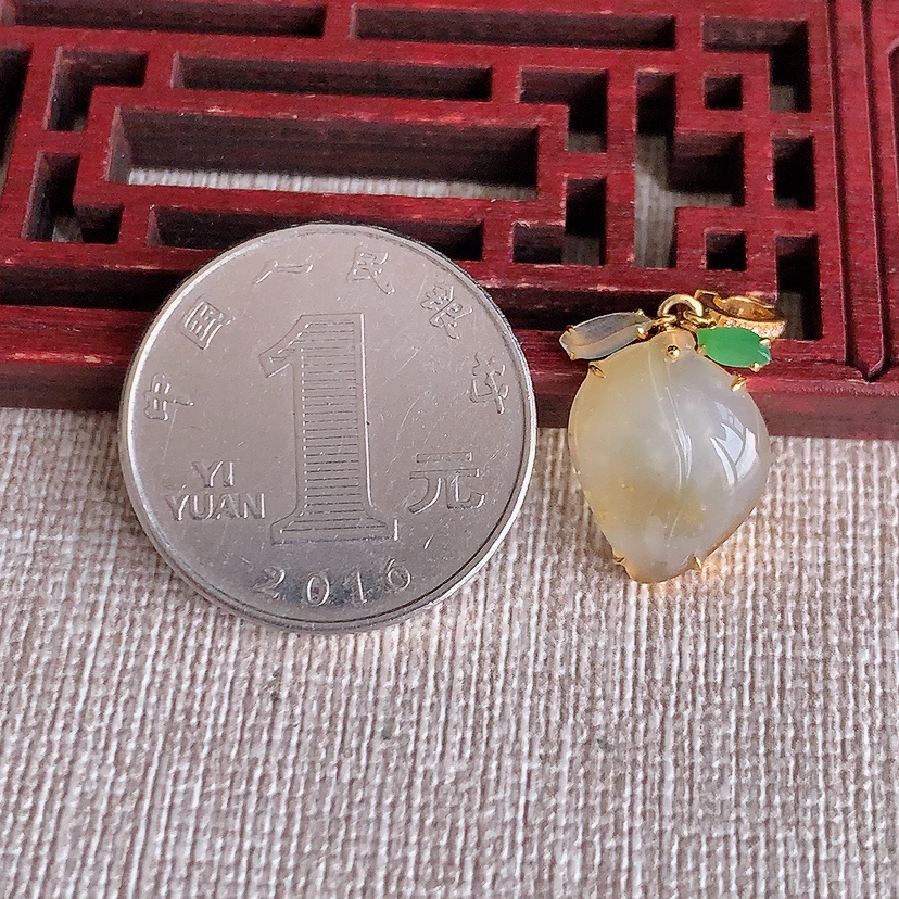 天然A货翡翠18K金镶嵌黄翡寿桃吊坠 
尺寸23.2-14.8-11.6-4.5mm 重量1.76g 0317