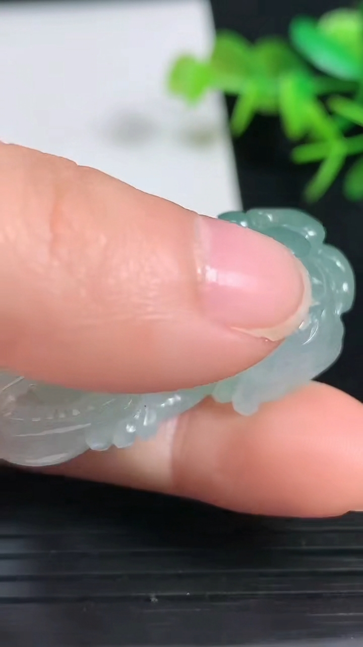 天然A货翡翠霸王貔貅吊坠，尺寸38.6-21.6-16，重量:24.06g
3月18日