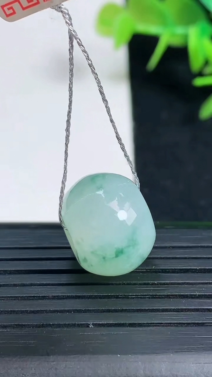 天然A货翡翠冰种飘花路路通吊坠尺寸15.6-11.9重量:5.87g
3月18日