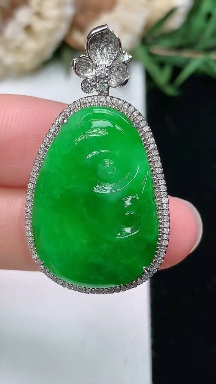 天然A货翡翠如意吊坠，尺寸36.4-19.8-7.8，裸石24-16.5
3月18日