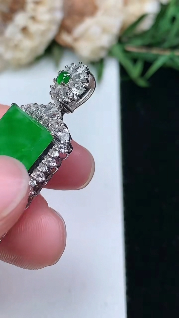 天然A货翡翠无事牌吊坠，尺寸39.4-18-7.4，裸石24-13.7，重量:8.02g
3月18日