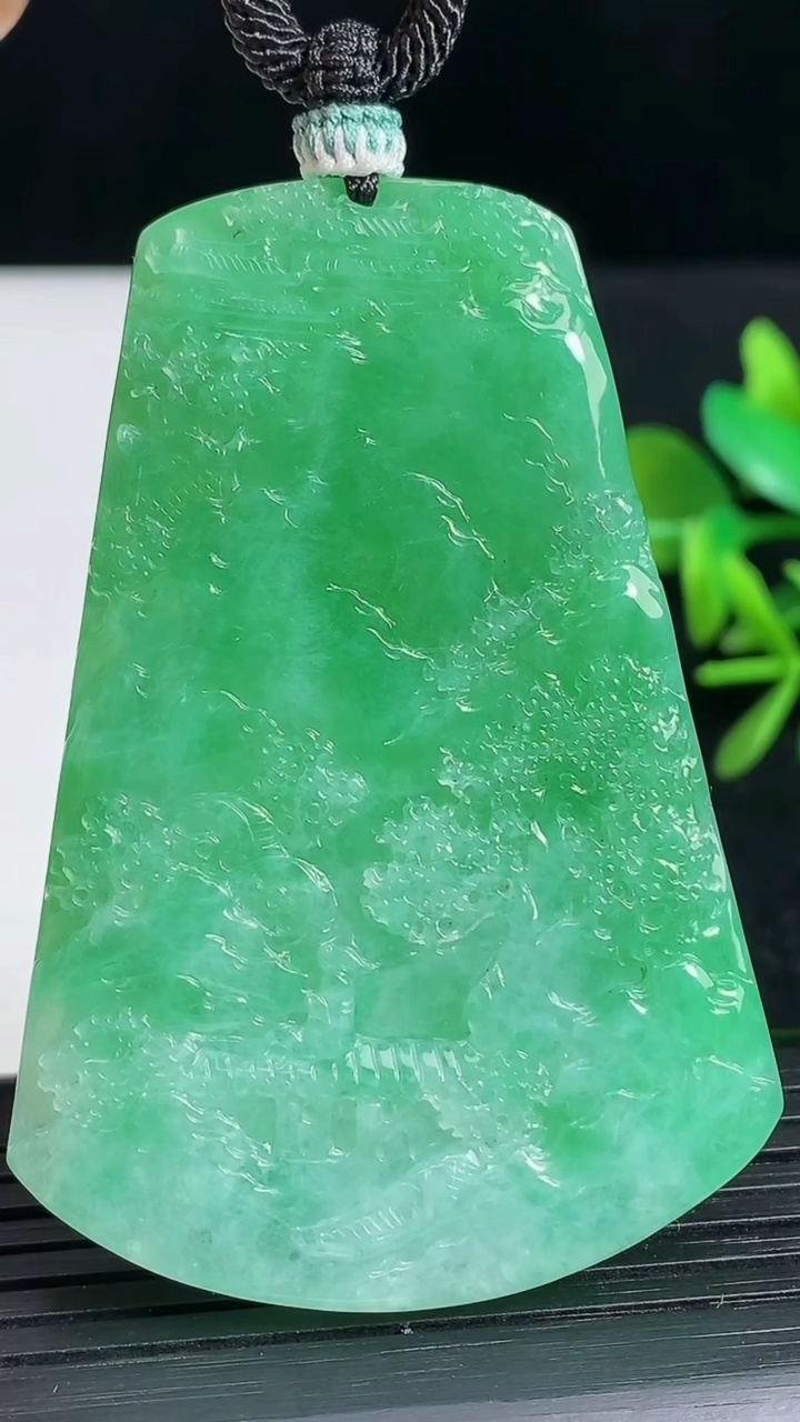 天然A货翡翠山水牌吊坠尺寸59-40.5-5.2重量:32.48g
3月18日