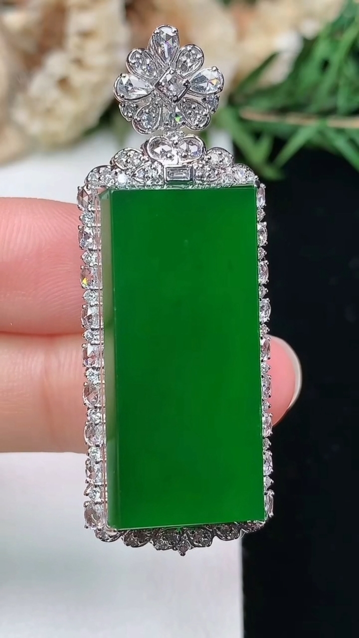 天然A货翡翠无事牌吊坠，尺寸48.3-17.5-11.3，裸石30-14，重量:11.26g
3月1