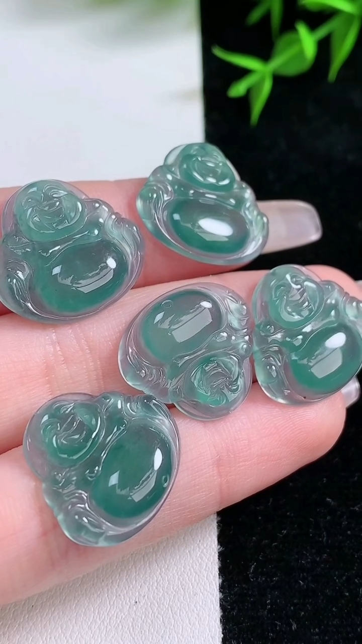 天然A货翡翠佛公吊坠一手，尺寸17-20-3.2，重量:9.20g
3月18日