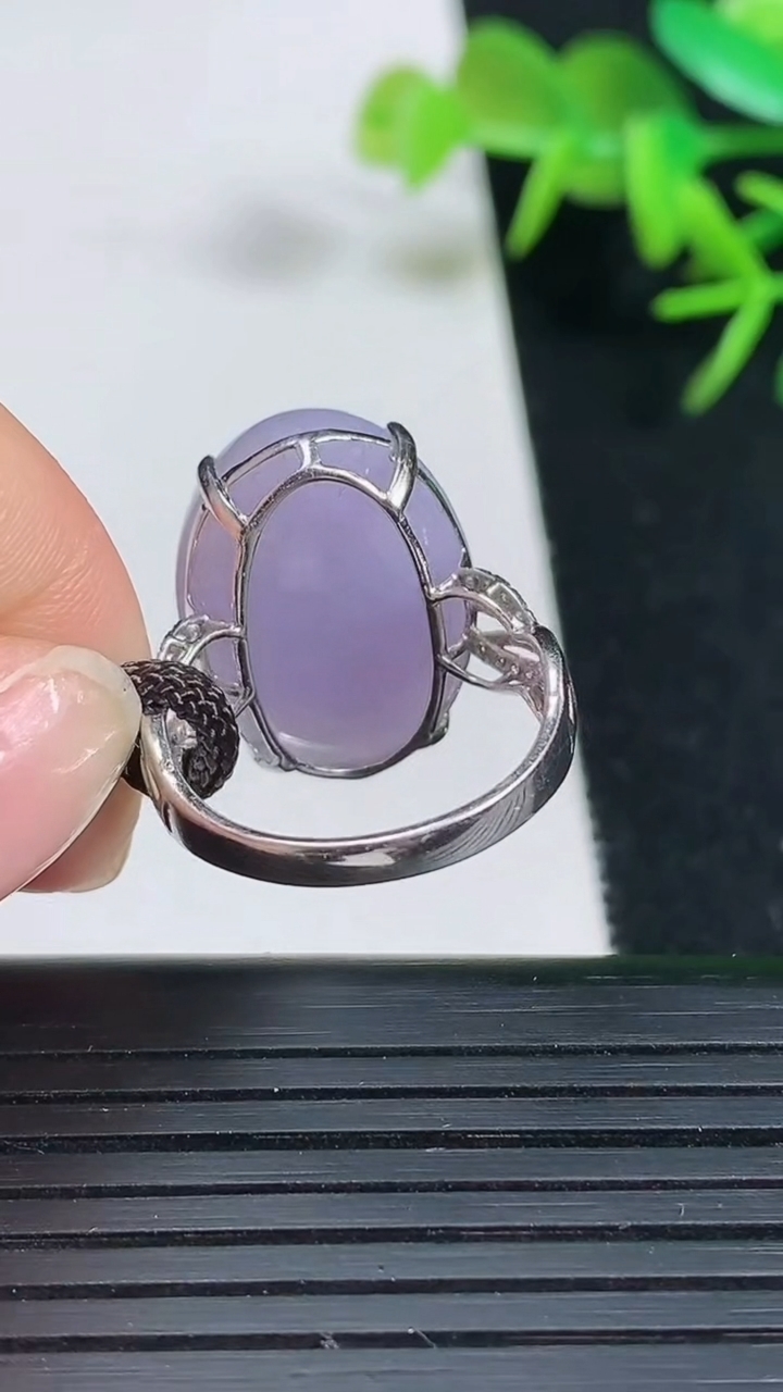 天然A货翡翠18k金紫罗兰蛋面戒指，尺寸17.3–20-14.5-10，重量:6.86g2026年3月18日
工厂直销收藏佳品,种好水足，色泽均匀，有种有色，上手高大气！