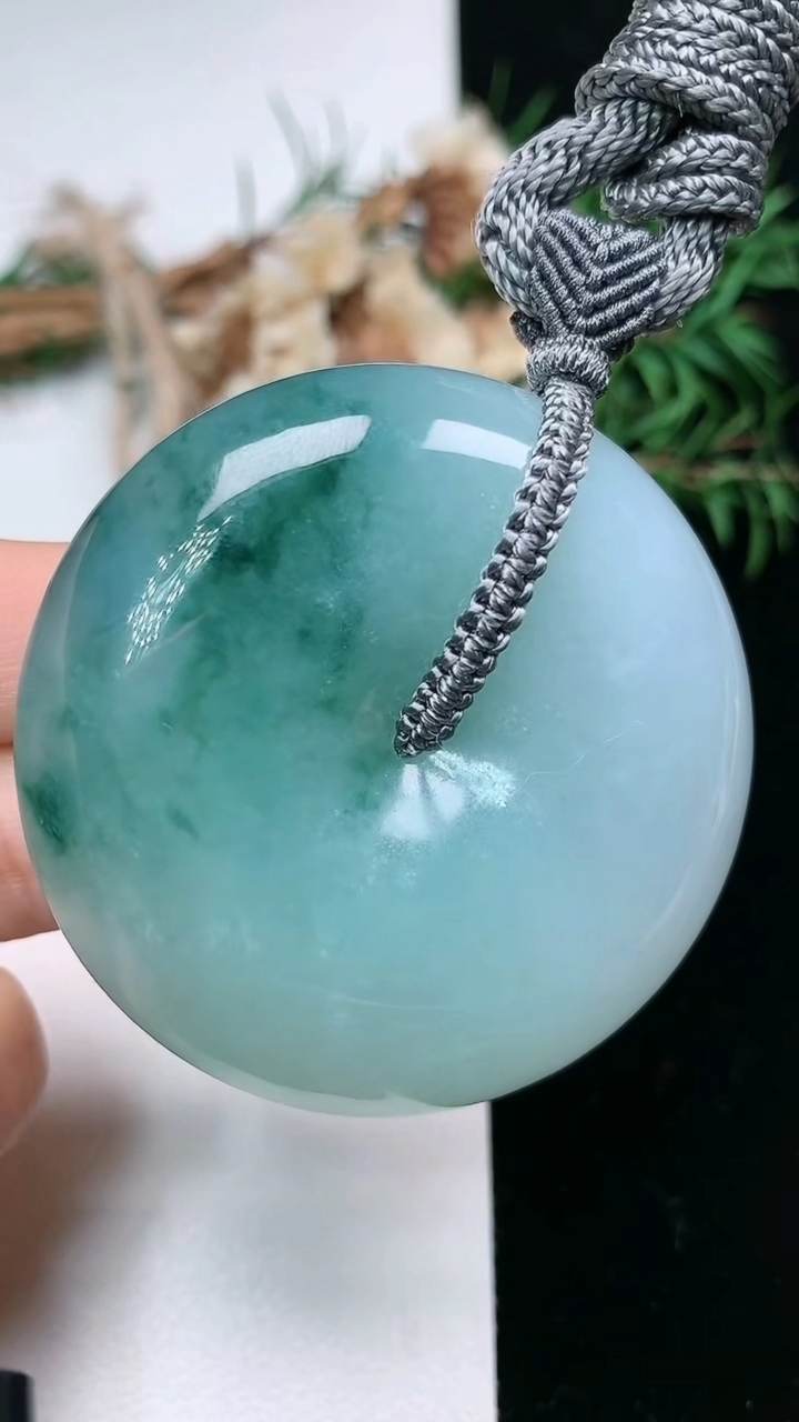 天然A货翡翠飘花平安扣吊坠，尺寸48.3-13，重量:66.15g
3月18日