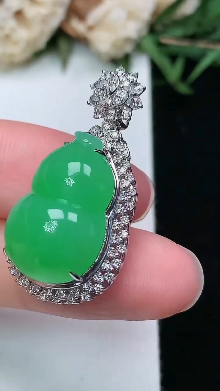 天然A货翡翠葫芦吊坠，尺寸31.7-16-14，裸石18.7-12.4，重量:6.56g
3月18日