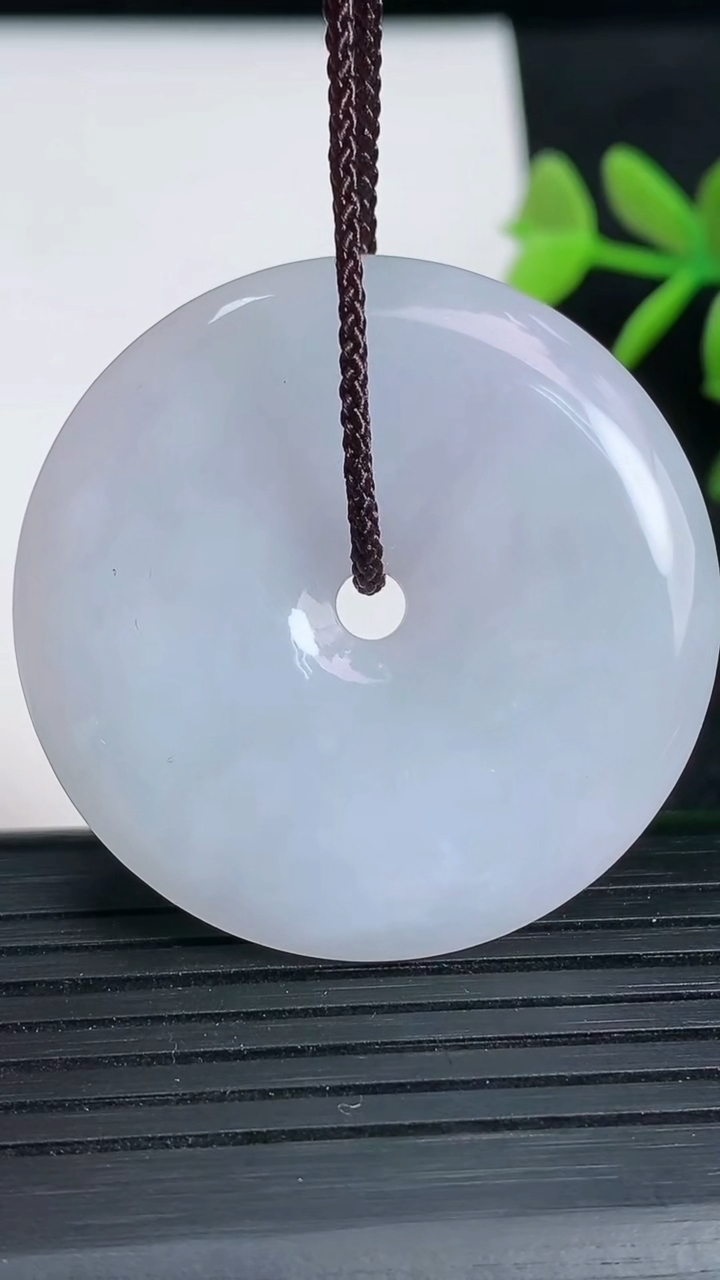 天然A货翡翠紫罗兰平安扣吊坠尺寸39.5-5.8重:19.95g
3月18日
恒德