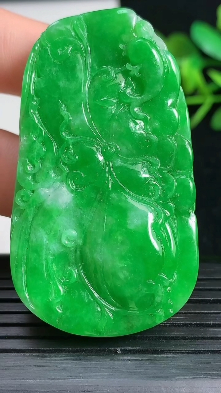 天然A货翡翠和和美美 荷叶鱼吊坠，尺寸54.3-31-9.5，重量:31.97g
3月18日