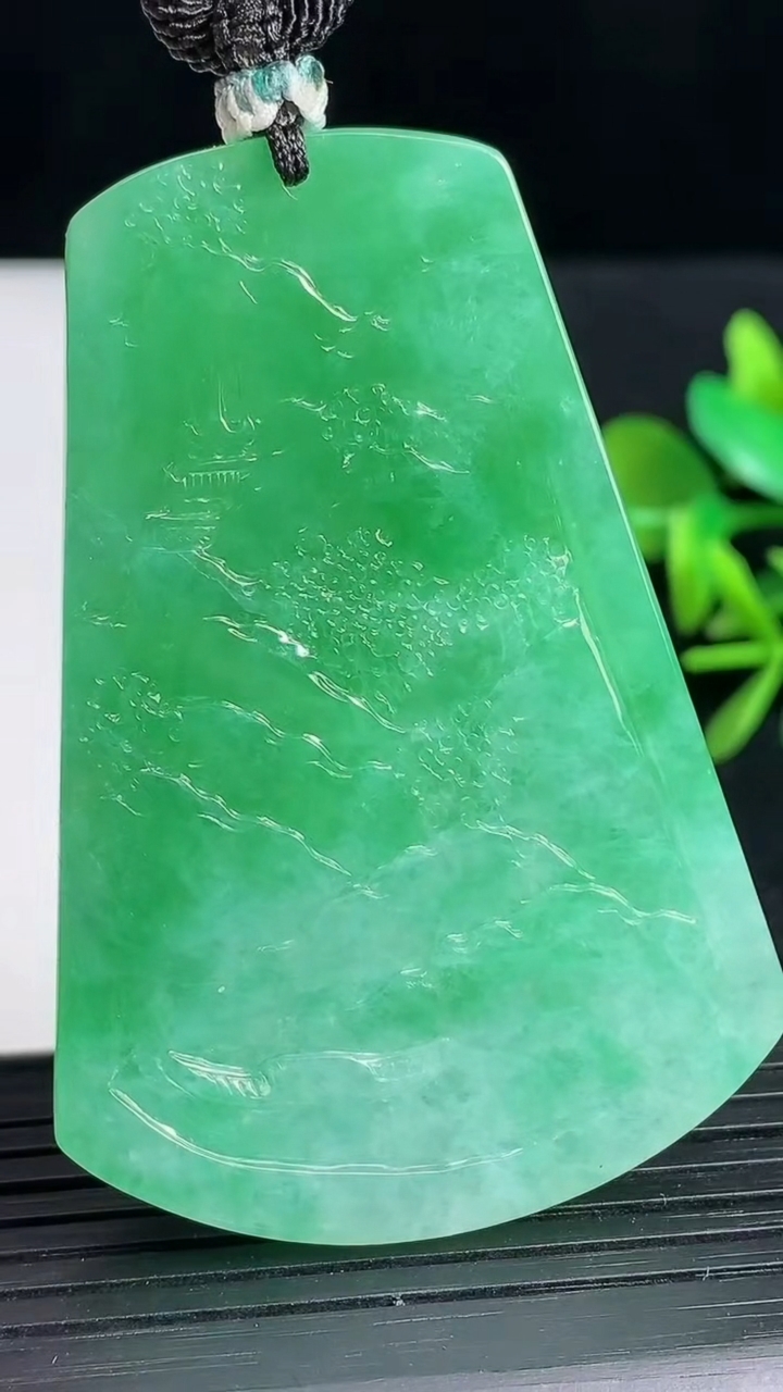 天然A货翡翠山水牌吊坠尺寸59-40.5-5.2重量:32.48g
3月18日