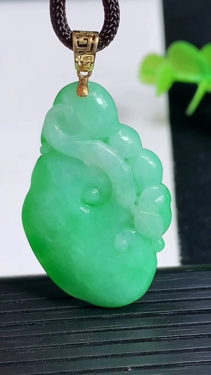 天然A货翡翠如意吊坠尺寸38.2-23.9-4.8重量:8.52g
3月18日