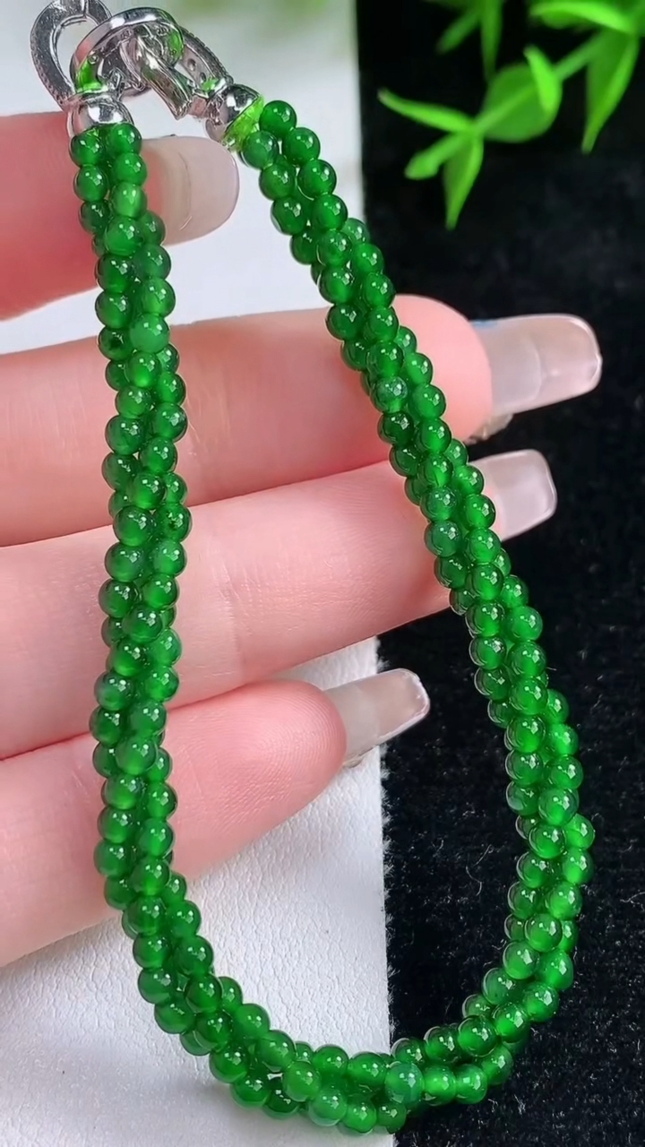 天然A货翡翠小米珠三排手串，尺寸2.7，重量:9.70g3月18日
工厂直销收藏佳品,种好水足，色泽均匀，有种有色，上手高大气！