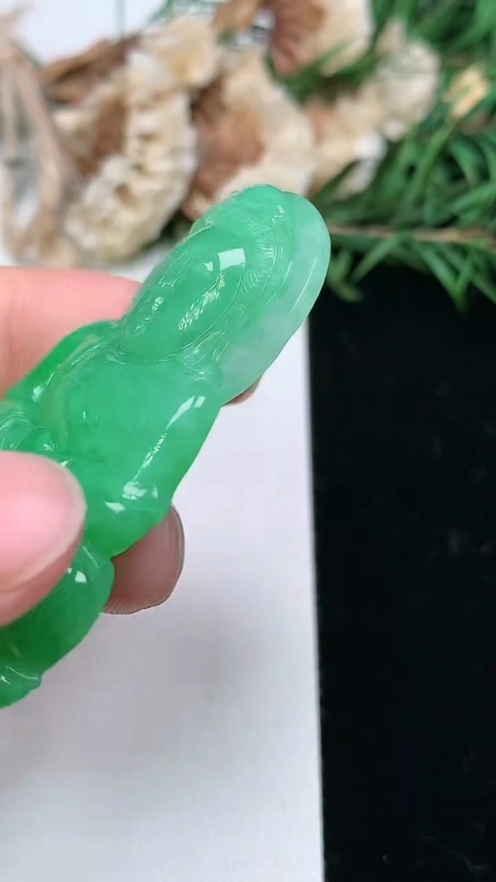 天然A货翡翠观音菩萨吊坠，尺寸51.3-32.4-6.3，重量:17.40g
3月18日