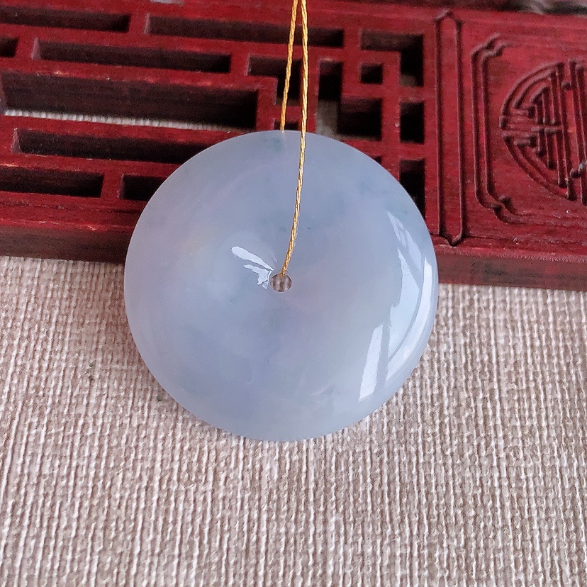 天然A货翡翠紫罗兰飘花平安扣吊坠 
尺寸29.8-6.2mm 重量11.38g 0317