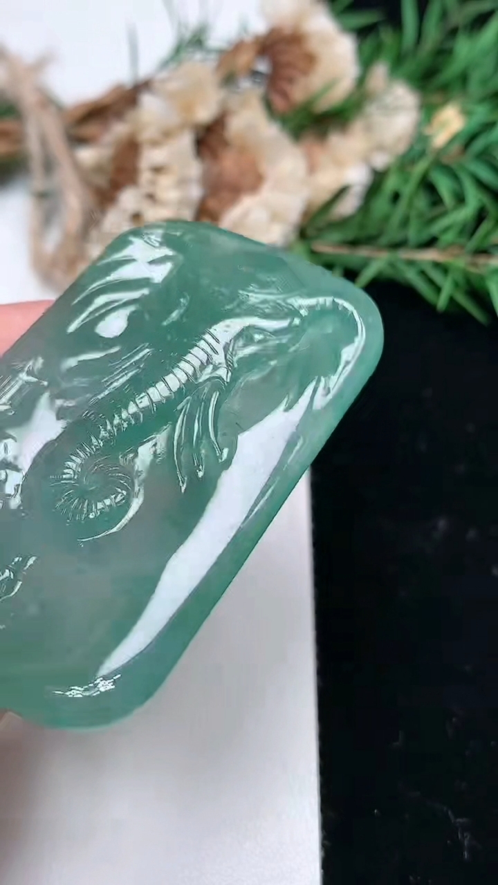 天然A货翡翠蓝水普贤菩萨吊坠，尺寸56-36.6-5.6，重量:24.48g
3月18日