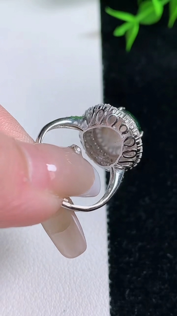 天然A货翡翠蛋面戒指，尺寸13-10.8-10，重量:4.39g2026年3月18日
工厂直销收藏佳品,种好水足，色泽均匀，有种有色，上手高大气！