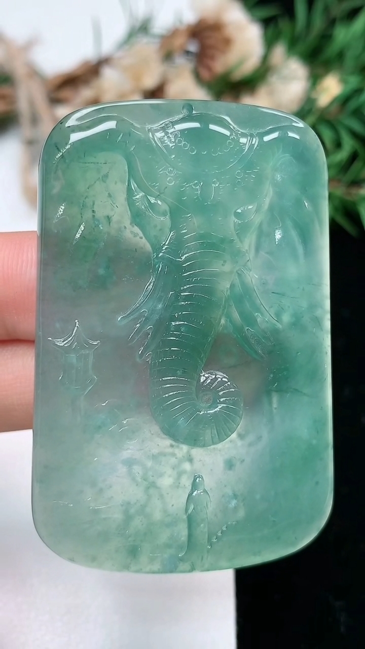 天然A货翡翠蓝水普贤菩萨吊坠，尺寸56-36.6-5.6，重量:24.48g
3月18日