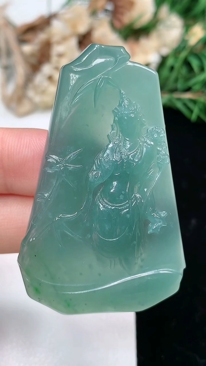 天然A货翡翠蓝水大势至观音菩萨吊坠，尺寸50.6-32.4-5.5，重量:17.01g
3月18日