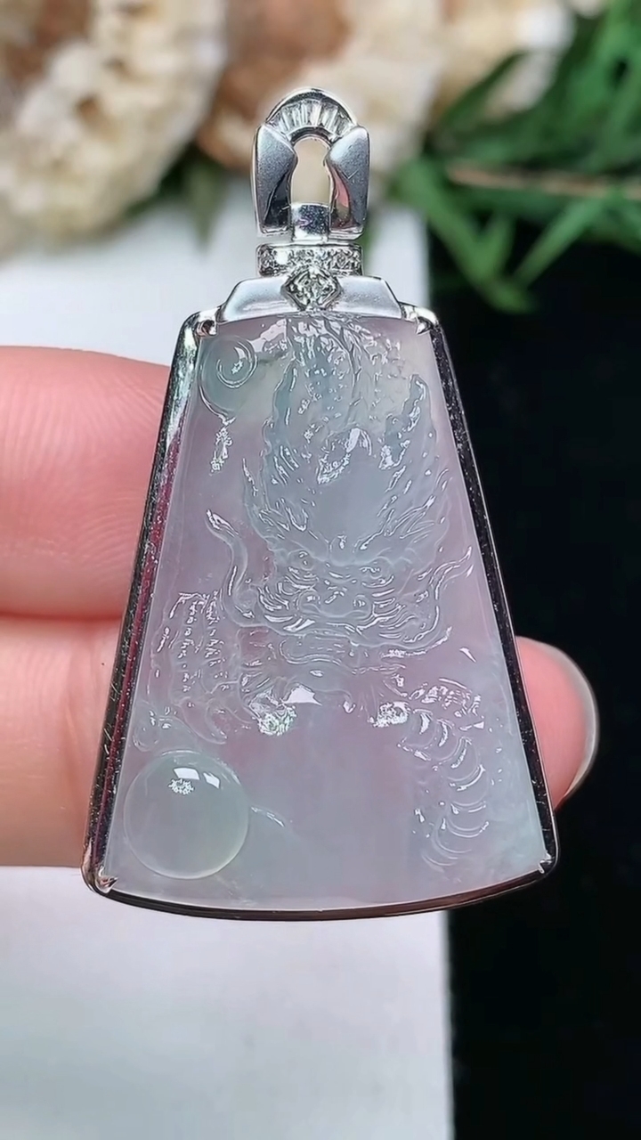 天然A货翡翠白冰龙牌吊坠，尺寸39.4-22.6-8.2，裸石27.4-19.7，重量:6.60g
