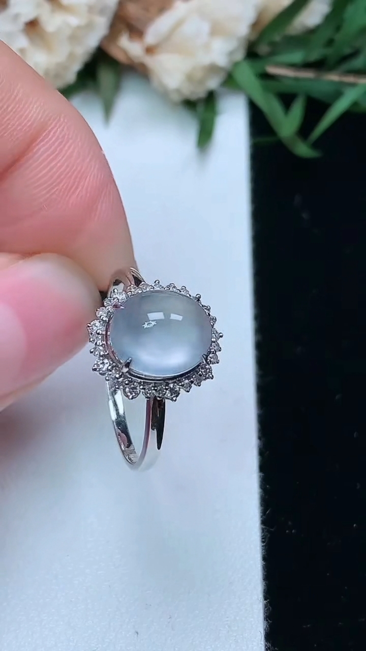 天然A货翡翠白冰蛋面戒指，尺寸17-8.6-7.4，重量:2.10g2026年3月18日
工厂直销收藏佳品,种好水足，色泽均匀，有种有色，上手高大气！