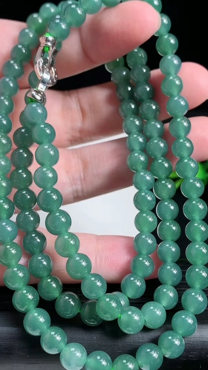 天然A货翡翠圆珠项链尺寸6.8-108颗重:59.06g3月18日
工厂直销收藏佳品,种好水足，色泽